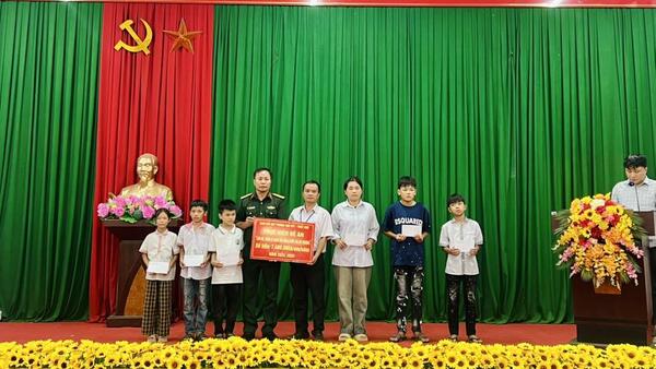 Ban chỉ huy quân sự phòng thủ Khu vực I - Thất Khê ￼ phối hợp với UBND xã Văn Lãng trao quà cho học sinh trên địa bàn theo Dự án “Cán bộ chiến sĩ quân đội năm bước em tới trường”.