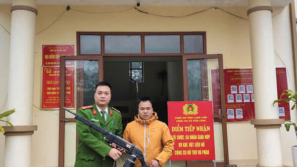 CÔNG AN XÃ VĂN LÃNG LAN TỎA MÔ HÌNH “ ĐỔI VŨ KHÍ, VẬT LIỆU NỔ, CÔNG CỤ HỖ TRỢ LẤY QUÀ TẶNG”