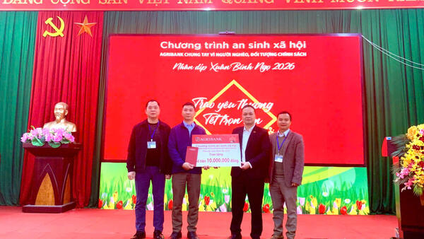 Ngân hàng Agribank-  Chi Nhánh Na Sầm trao 10 triệu đồng cho chương trình an sinh xã hội tại xã Văn Lãng.