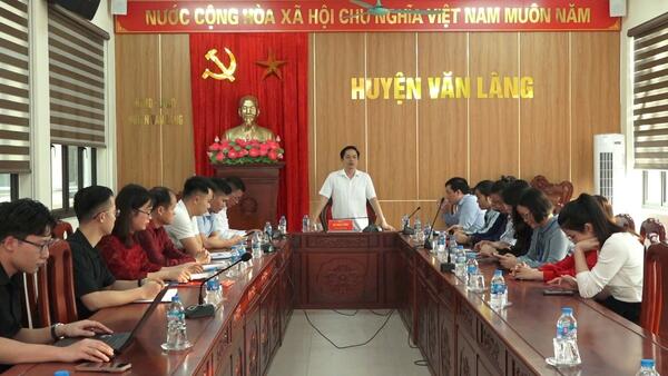 VĂN LÃNG HỘI NGHỊ CÔNG BỐ CÁC QUYẾT ĐỊNH VỀ BỔ NHIỆM CÔNG  CHỨC LÃNH ĐẠO