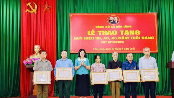 ĐẢNG BỘ XÃ VĂN LÃNG TỔ CHỨC LỄ TRAO TẶNG HUY HIỆU ĐẢNG CHO ĐẢNG VIÊN ĐỢT 02 2/9/2025