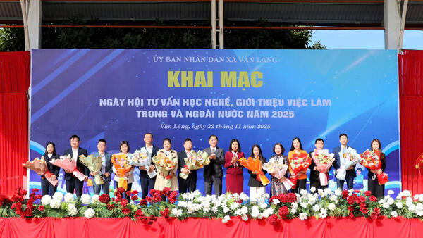 Hơn 1.000 người tham gia Ngày hội tư vấn học nghề, giới thiệu việc làm tại xã Văn Lãng