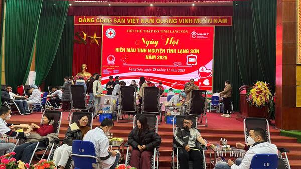 TỰ HÀO TINH THẦN HIẾN MÁU TÌNH NGUYỆN CỦA CÁN BỘ, CÔNG CHỨC, VIÊN CHỨC VÀ NHÂN DÂN XÃ VĂN LÃNG