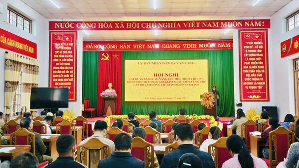 ỦY BAN NHÂN DÂN XÃ VĂN LÃNG TỔ CHỨC HỘI NGHỊ TẬP HUẤN NÂNG CAO NĂNG LỰC THỰC HIỆN CHƯƠNG TRÌNH MỤC TIÊU QUỐC GIA GIẢM NGHÈO BỀN VỮNG CHO CÁN BỘ LÀM CÔNG TÁC GIẢM NGHÈO NĂM 2025