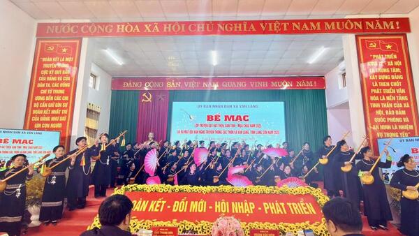 UBND XÃ VĂN LÃNG TỔ CHỨC BẾ MẠC LỚP TRUYỀN DẠY HÁT THEN ĐÀN TÍNH MÚA CHẦU VÀ RA MẮT ĐỘI VĂN NGHỆ TRUYỀN THỐNG CÁC THÔN XÃ VĂN LÃNG NĂM 2025