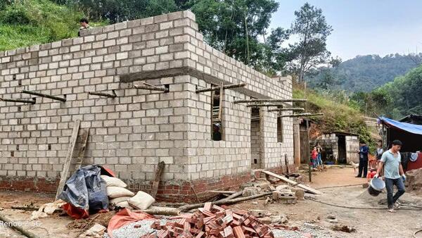 LÃNH ĐẠO XÃ VĂN LÃNG ĐẾN THAM, ĐỘNG VIÊN CÁC GIA ĐÌNH THAM GIA CHƯƠNG TRÌNH XOÁ NHÀ TẠM, NHÀ DỘT NÁT TRÊN ĐỊA BÀN