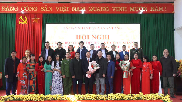 XÃ VĂN LÃNG: CÔNG BỐ QUYẾT ĐỊNH THÀNH LẬP TRUNG TÂM DỊCH VỤ CÔNG ÍCH VÀ TRẠM Y TẾ XÃ