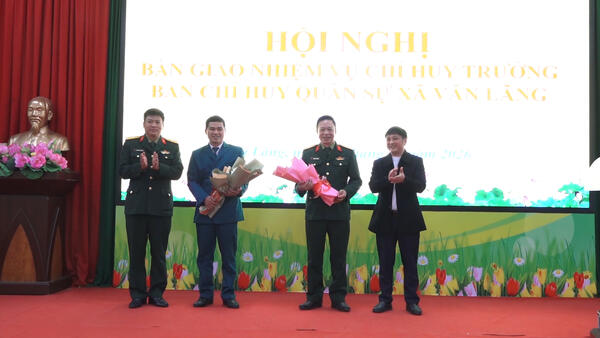 HỘI NGHỊ BÀN GIAO NHIỆM VỤ CHỈ HUY TRƯỞNG BAN CHỈ HUY QUÂN SỰ XÃ VĂN LÃNG