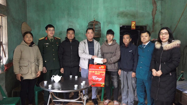 XÃ VĂN LÃNG TẶNG QUÀ CÁC TÂN BINH CHUẨN BỊ NHẬP NGŨ