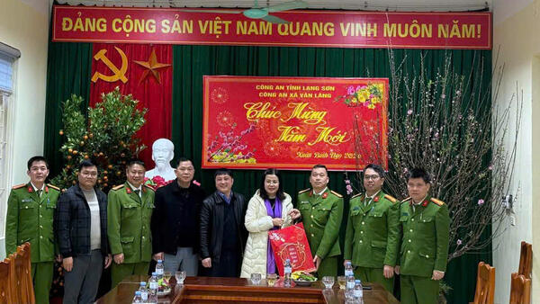 LÃNH ĐẠO XÃ VĂN LÃNG THĂM, TẶNG QUÀ LỰC LƯỢNG CÔNG AN, QUÂN SỰ, Y TẾ NHÂN DỊP TẾT NGUYÊN ĐÁN BÍNH NGỌ NĂM 2026