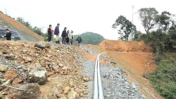 XÃ VĂN LÃNG KIỂN TRA VIỆC KHẮC PHỤC CÁC VỊ TRÍ ĐẤU NỐI CỐNG THOÁT NƯỚC VỚI HỆ THỐNG MƯƠNG THỦY LỢI BỊ ẢNH HƯỞNG TRONG QUÁ TRÌNH THI CÔNG DỰ ÁN ĐẦU TƯ XÂY DỰNG TUYẾN CAO TỐC ĐỒNG ĐĂNG - TRÀ LĨNH