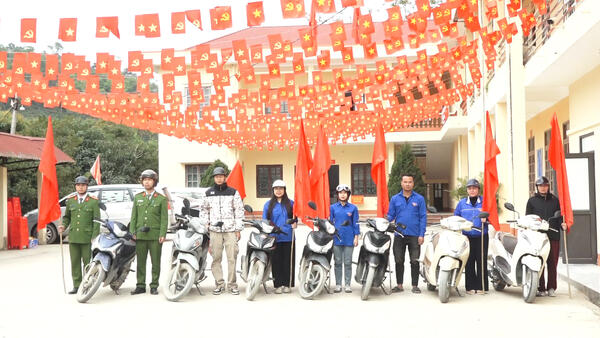 ĐOÀN THANH NIÊN XÃ LÃNG RA QUÂN TUYÊN TRUYỀN LƯU ĐỘNG VỀ CUỘC BẦU CỬ