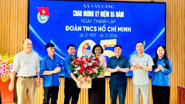 LÃNH ĐẠO XÃ VĂN LÃNG THĂM, CHÚC MỪNG KỶ NIỆM 95 NĂM NGÀY THÀNH LẬP ĐOÀN TNCS HỒ CHÍ MINH