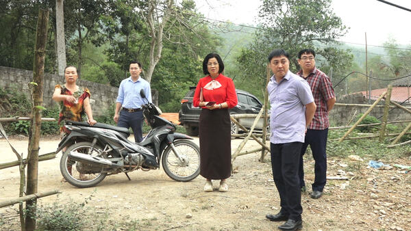 LÃNH ĐẠO XÃ VĂN LÃNG KIỂM TRA THỰC ĐỊA HẠ TẦNG GIAO THÔNG TẠI THÔN PÁC CA VÀ NẮM BẮT TÌNH HÌNH TRANH CHẤP ĐẤT ĐAI TẠI THÔN BẢN QUAN