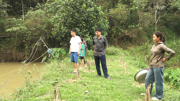 LÃNH ĐẠO XÃ KIỂM TRA THỰC TẾ MỘT SỐ HỘ DÂN ĐANG TRIỂN KHAI MÔ HÌNH NUÔI ỐC NHỒI TẠI THÔN KÉO VAN XÃ VĂN LÃNG