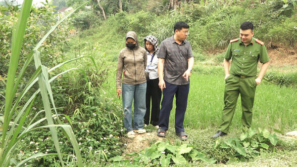 LÃNH ĐẠO XÃ VĂN LÃNG KIỂM TRA HỘ DÂN CHĂN NUÔI LỢN XẢ THẢI GÂY Ô NHIỄM MÔI TRƯỜNG