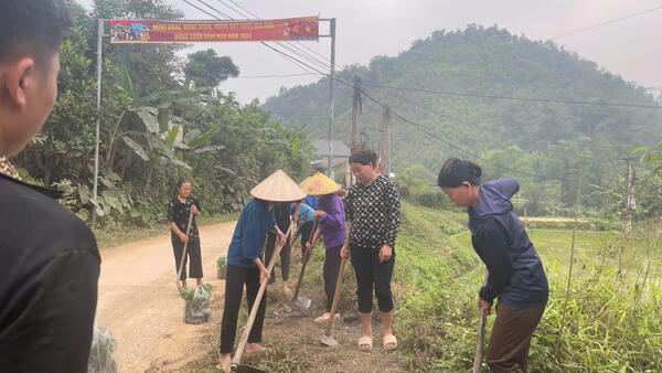 HỘI LIÊN HIỆP PHỤ NỮ XÃ VĂN LÃNG XÂY DỰNG MÔ HÌNH ĐƯỜNG HOA PHỤ NỮ TẠI THÔN NẶM SLÙ