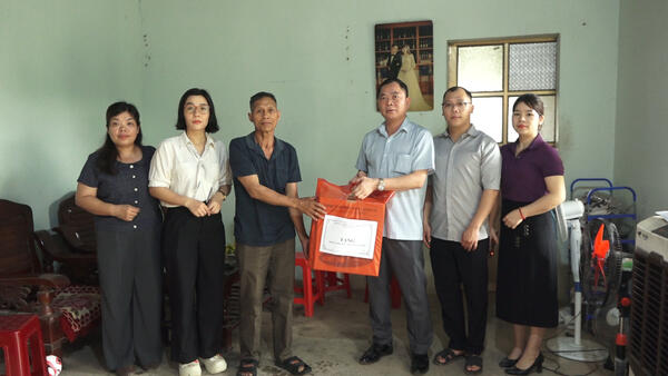 XÃ VĂN LÃNG THĂM, TẶNG QUÀ NGƯỜI KHUYẾT TẬT