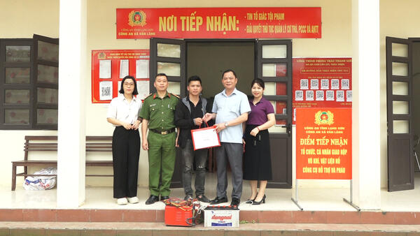 LÃNH ĐẠO XÃ VĂN LÃNG TRAO TẶNG QUÀ CHO NGƯỜI DÂN TỰ NGUYỆN GIAO NỘP BỘ KÍCH ĐIỆN