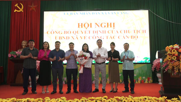XÃ VĂN LÃNG CÔNG BỐ QUYẾT ĐỊNH BỔ NHIỆM GIÁM ĐỐC TRUNG TÂM PHỤC VỤ HÀNH CHÍNH CÔNG