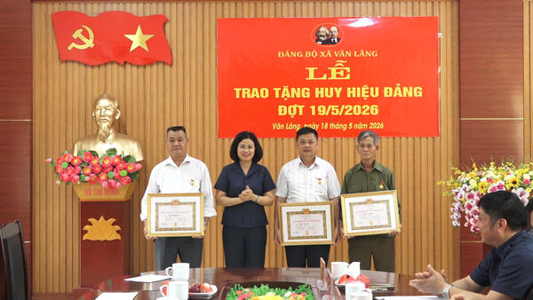 ĐẢNG BỘ XÃ VĂN LÃNG  TỔ CHỨC LỄ TRAO TẶNG HUY HIỆU ĐẢNG ĐỢT 19/5/2026