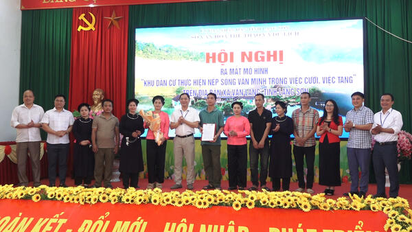 XÃ VĂN LÃNG RA MẮT MÔ HÌNH "KHU DÂN CƯ THỰC HIỆN NẾP SỐNG VĂN MINH TRONG VIỆC CƯỚI, VIỆC TANG"