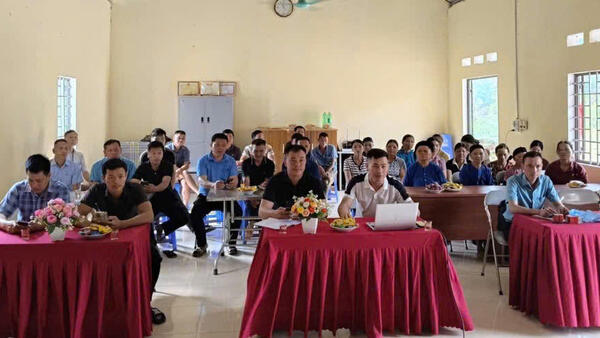 TRUNG TÂM PHỤC VỤ HÀNH CHÍNH CÔNG XÃ VĂN LÃNG TỔ CHỨC HỘI NGHỊ TUYÊN TRUYỀN, HƯỚNG DẪN DỊCH VỤ CÔNG TRỰC TUYẾN VÀ HỖ TRỢ NGƯỜI DÂN NỘP HỒ SƠ TRỰC TUYẾN TẠI THÔN BẢN ĐANG