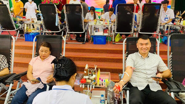 CÁN BỘ, NHÂN DÂN XÃ VĂN LÃNG TÍCH CỰC THAM GIA NGÀY HỘI HIẾN MÁU TÌNH NGUYỆN