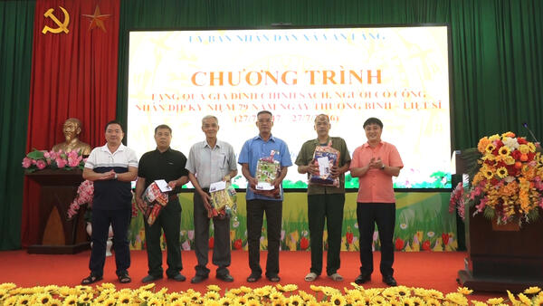 UBND XÃ VĂN LÃNG PHỐI HỢP VỚI CÔNG TY TNHH HUY HOÀNG TỔ CHỨC CHƯƠNG TRÌNH TẶNG QUÀ GIA ĐÌNH CHÍNH SÁCH, NGƯỜI CÓ CÔNG