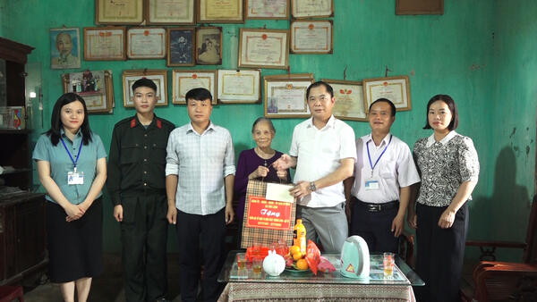 ĐỒNG CHÍ NGUYỄN DUY HOÀNG, PHÓ BÍ THƯ ĐẢNG ỦY, CHỦ TỊCH UBND XÃ VĂN LÃNG THĂM, TẶNG QUÀ GIA ĐÌNH CHÍNH SÁCH, NGƯỜI CÓ CÔNG NHÂN DỊP 27/7
