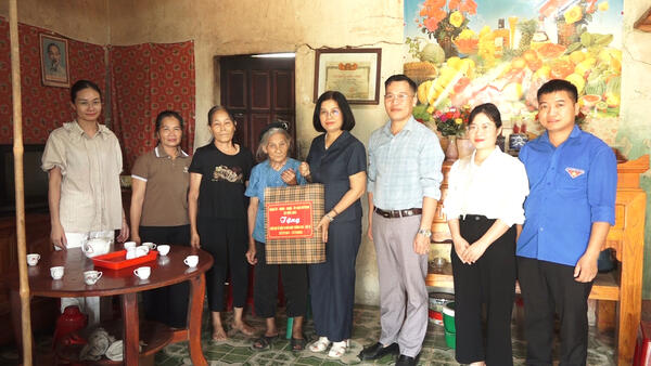 ĐỒNG CHÍ NGUYỄN THỊ MINH HẢI BÍ THƯ ĐẢNG ỦY, CHỦ TỊCH HĐND XÃ VÀ ĐOÀN CÔNG TÁC XÃ VĂN LÃNG THĂM, TẶNG QUÀ GIA ĐÌNH CHÍNH SÁCH NHÂN KỶ NIỆM 79 NĂM NGÀY THƯƠNG BINH - LIỆT SĨ