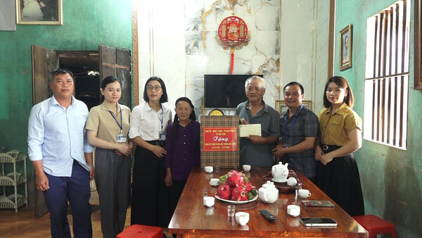 ĐỒNG CHÍ LÔ VĂN HẬU PHÓ CHỦ TỊCH UBND XÃ VÀ ĐOÀN CÔNG TÁC THĂM, TẶNG QUÀ GIA ĐÌNH CHÍNH SÁCH NHÂN KỶ NIỆM 79 NĂM NGÀY THƯƠNG BINH - LIỆT SĨ