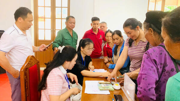 PHÒNG KINH TẾ XÃ VĂN LÃNG CHI TRẢ HỖ TRỢ CHO CÁC HỘ CÓ LỢN BỊ TIÊU HỦY DO DỊCH TẢ LỢN CHÂU PHI