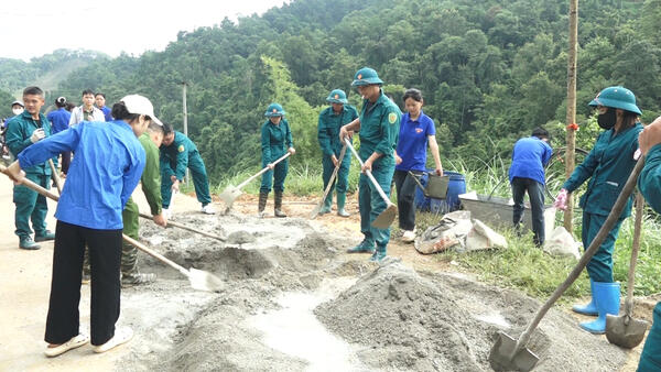 ĐOÀN THANH NIÊN, DÂN QUÂN XÃ VĂN LÃNG RA QUÂN HỖ TRỢ LÀM ĐƯỜNG BÊ TÔNG VÀO XÓM NẶM CẮM, THÔN BẮC LA, XÃ VĂN LÃNG