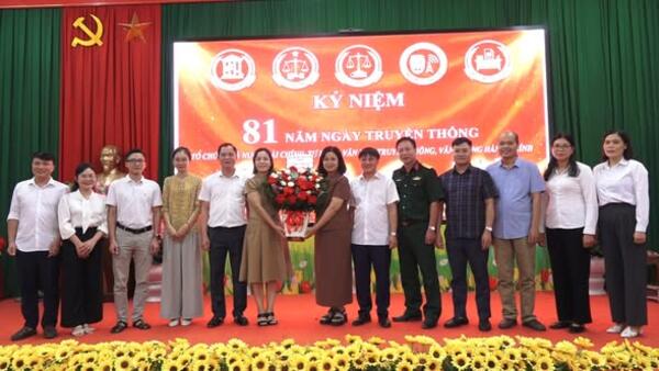 LÃNH ĐẠO XÃ VĂN LÃNG TẶNG HOA CHÚC MỪNG KỶ NIỆM 81 NĂM NGÀY TRUYỀN THỐNG CÁC NGÀNH