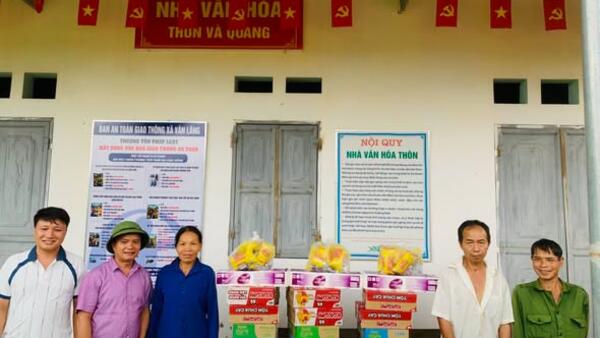 ĐỒNG CHÍ: LÔ VĂN HẬU, PHÓ CHỦ TỊCH UBND XÃ THĂM, TẶNG QUÀ 4 HỘ GIA ĐÌNH BỊ ẢNH HƯỞNG BÃO SỐ 4 TẠI THÔN VINH QUANG VÀ THÔN BẮC LA XÃ VĂN LÃNG