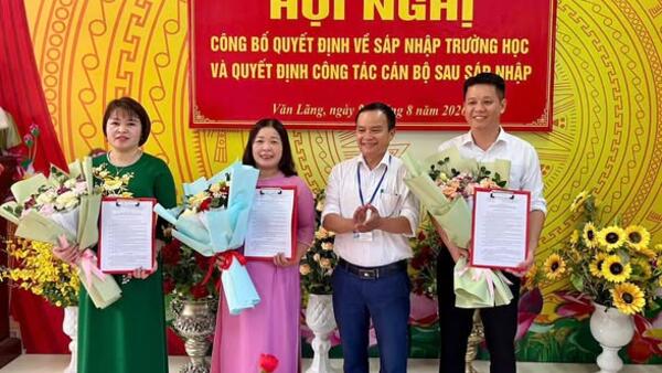 XÃ VĂN LÃNG CÔNG BỐ QUYẾT ĐỊNH THÀNH LẬP TRƯỜNG TIỂU HỌC VĂN LÃNG VÀ CÔNG TÁC CÁN BỘ