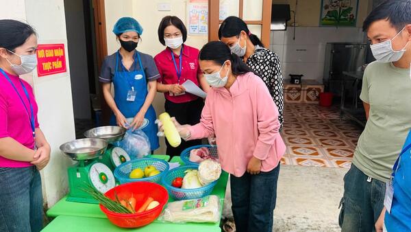 PHỤ HUYNH GIÁM SÁT CÔNG TÁC BẢO ĐẢM AN TOÀN THỰC PHẨM TẠI TRƯỜNG MẦM NON VĂN LÃNG