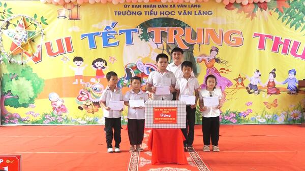 ĐOÀN CÔNG TÁC CỦA TỈNH LẠNG SƠN VÀ XÃ VĂN LÃNG VUI TẾT TRUNG THU CÙNG HỌC SINH TRƯỜNG TIỂU HỌC VĂN LÃNG