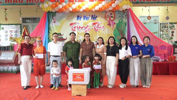 LÃNH ĐẠO XÃ VĂN LÃNG DỰ, TẶNG QUÀ TRUNG THU TẠI TRƯỜNG MẦM NON VĂN LÃNG