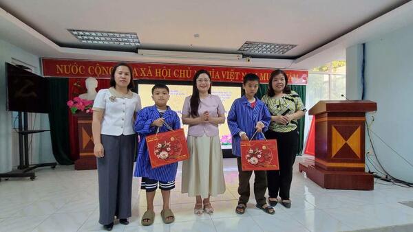 XÃ VĂN LÃNG THĂM, TẶNG QUÀ TRUNG THU CHO HỌC SINH ĐANG ĐIỀU TRỊ TẠI TRUNG TÂM Y TẾ KHU VỰC VĂN LÃNG