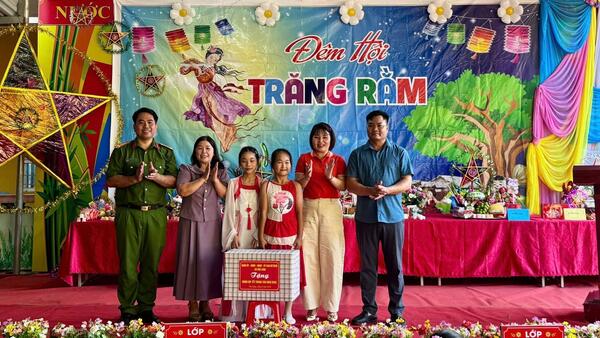 LÃNH ĐẠO XÃ VĂN LÃNG THĂM, TẶNG QUÀ TRUNG THU TẠI TRƯỜNG TIỂU HỌC VĂN LÃNG, PHÂN HIỆU THÀNH HÒA