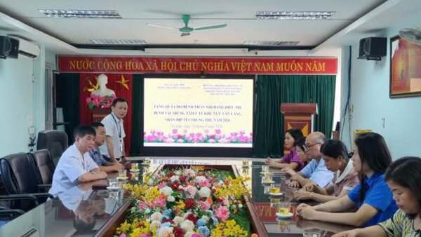 XÃ VĂN LÃNG THĂM, TẶNG QUÀ TRUNG THU CHO HỌC SINH ĐANG ĐIỀU TRỊ TẠI TRUNG TÂM Y TẾ KHU VỰC VĂN LÃNG