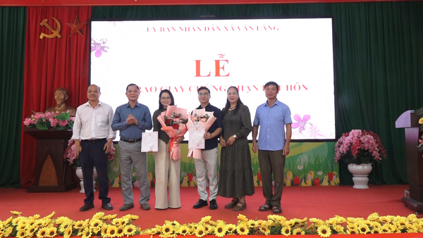 UBND XÃ VĂN LÃNG TỔ CHỨC LỄ TRAO GIẤY CHỨNG NHẬN KẾT HÔN
