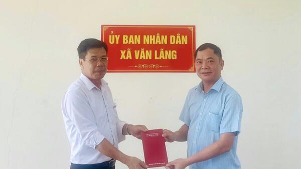 UBND XÃ VĂN LÃNG NHẬN KINH PHÍ TÀI TRỢ QUỸ KHUYẾN HỌC TRƯỚC THỀM NĂM HỌC MỚI 2025-2026